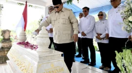 Presiden Prabowo Subianto berziarah ke makam Marsinah di Kabupaten Nganjuk, Jawa Timur, Sabtu (16/5/2026). (Foto: BPMI Setpres)
