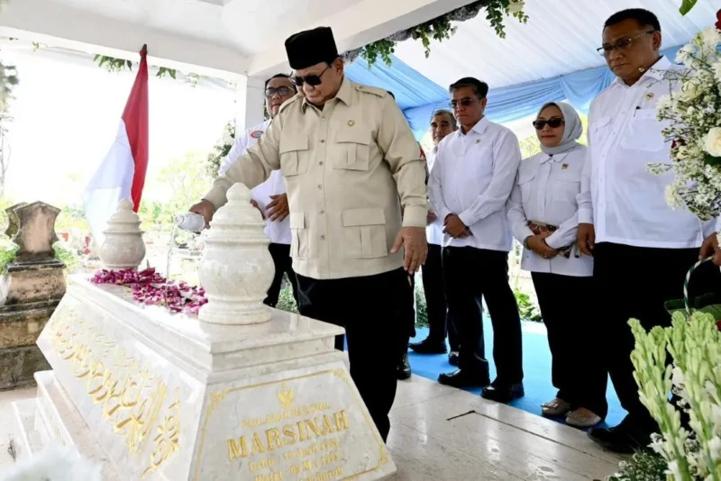 Presiden Prabowo Subianto berziarah ke makam Marsinah di Kabupaten Nganjuk, Jawa Timur, Sabtu (16/5/2026). (Foto: BPMI Setpres)