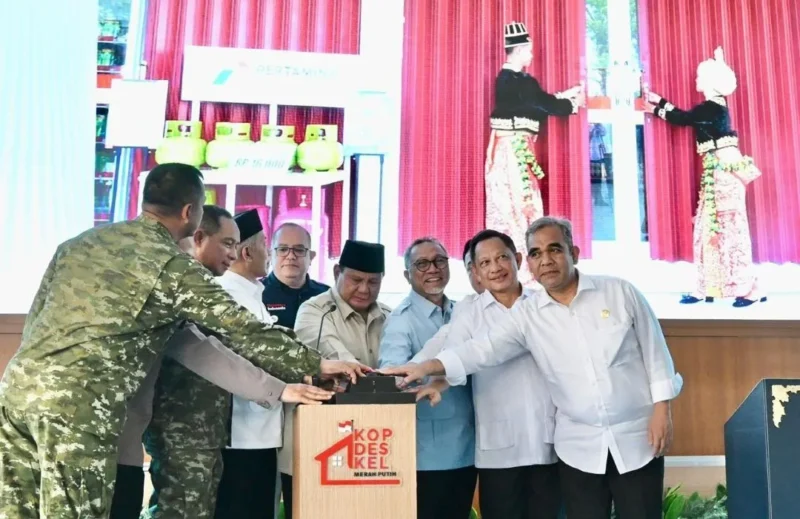Presiden Prabowo Subianto meresmikan operasional 1.061 KDKMP di Desa Nglawak, Kecamatan Kertosono, Kabupaten Nganjuk, Jawa Timur, Sabtu (16/5/2026). (Foto: BPMI Setpres)
