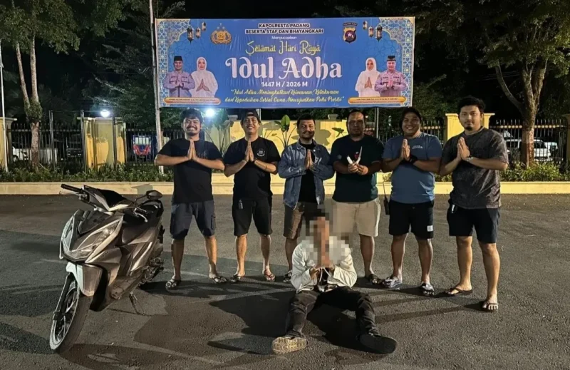 Pelaku saat diamankan di Mapolresta Padang. (Foto: Dok. Polresta Padang)