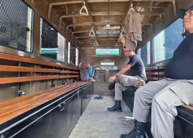 Petugas Satpol PP Padang membawa pria yang diduga ODGJ ke RSJ untuk mendapat penanganan medis lebih lanjut. (Foto: Humas Satpol PP Padang)