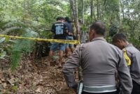 Petugas kepolisian mendatangi TKP di area perkebunan karet Unand Limau Manih, Kamis (28/5/2026). (Foto: Polsek Pauh)