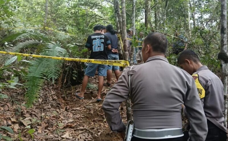 Petugas kepolisian mendatangi TKP di area perkebunan karet Unand Limau Manih, Kamis (28/5/2026). (Foto: Polsek Pauh)