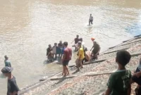 Pencari rongsokan yang tenggelam di Banjir Kanal Alai Parak Kopi, Padang ditemukan sejauh 500 meter dari titik awal dalam kondisi meninggal dunia, Jumat (1/5/2026). (Foto: BPBD Padang)