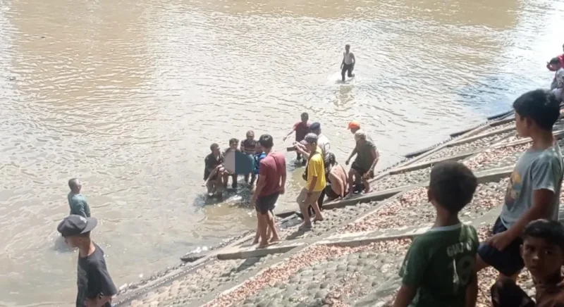 Pencari rongsokan yang tenggelam di Banjir Kanal Alai Parak Kopi, Padang ditemukan sejauh 500 meter dari titik awal dalam kondisi meninggal dunia, Jumat (1/5/2026). (Foto: BPBD Padang)