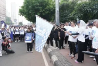 Mendag Budi Santoso (Busan) bersama Wamendag Dyah Roro Esti melepas peserta jalan santai saat puncak peringatan Harkonas 2026 di Sarinah, Jakarta, Minggu (10/5). (Foto: Kemendag)