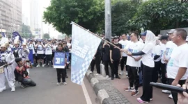 Mendag Budi Santoso (Busan) bersama Wamendag Dyah Roro Esti melepas peserta jalan santai saat puncak peringatan Harkonas 2026 di Sarinah, Jakarta, Minggu (10/5). (Foto: Kemendag)