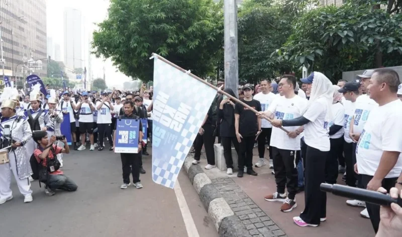 Mendag Budi Santoso (Busan) bersama Wamendag Dyah Roro Esti melepas peserta jalan santai saat puncak peringatan Harkonas 2026 di Sarinah, Jakarta, Minggu (10/5). (Foto: Kemendag)