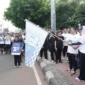 Mendag Budi Santoso (Busan) bersama Wamendag Dyah Roro Esti melepas peserta jalan santai saat puncak peringatan Harkonas 2026 di Sarinah, Jakarta, Minggu (10/5). (Foto: Kemendag)