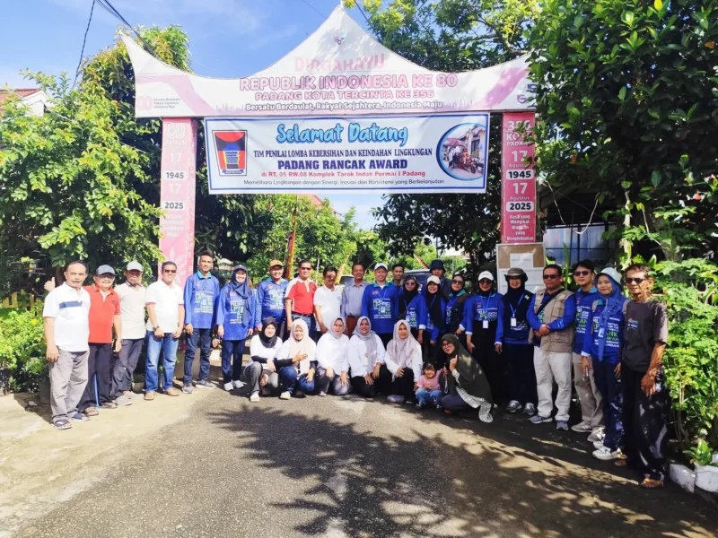 Tim juri Padang Rancak Award 2026 saat menilai RT Sinergi di Perumahan Tarok Indah I, Gunung Sarik, Kecamatan Kuranji, Sabtu (2/5/2026). (Foto: Diskominfo Padang)