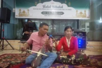 Isal Malayu bersama Erni Kampai menunjukkan kebolehannya memainkan rabab pasisia di Pendopo Rumah Dinas Bupati Pessel. (Foto: Dok. Niks)