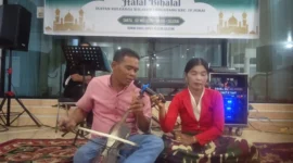 Isal Malayu bersama Erni Kampai menunjukkan kebolehannya memainkan rabab pasisia di Pendopo Rumah Dinas Bupati Pessel. (Foto: Dok. Niks)