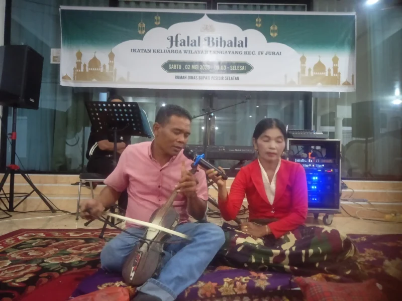 Isal Malayu bersama Erni Kampai menunjukkan kebolehannya memainkan rabab pasisia di Pendopo Rumah Dinas Bupati Pessel. (Foto: Dok. Niks)