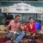 Isal Malayu bersama Erni Kampai menunjukkan kebolehannya memainkan rabab pasisia di Pendopo Rumah Dinas Bupati Pessel. (Foto: Dok. Niks)