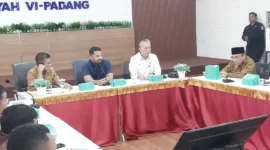Wakil Wali Kota Padang Maigus Nasir mengikuti rapat koordinasi di Kantor Otoritas Bandar Udara Wilayah VI Padang, Selasa (5/5/2026). (Foto: Diskominfo Padang)