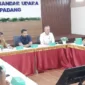 Wakil Wali Kota Padang Maigus Nasir mengikuti rapat koordinasi di Kantor Otoritas Bandar Udara Wilayah VI Padang, Selasa (5/5/2026). (Foto: Diskominfo Padang)