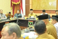 Gubernur Sumbar, Mahyeldi Ansharullah memaparkan perkembangan ekonomi dan keuangan syariah dalam rapat bersama Komite Nasional Ekonomi dan Keuangan Syariah di Istana Gubernur Padang, Selasa (11/5/2026). (Foto: ADPSB)