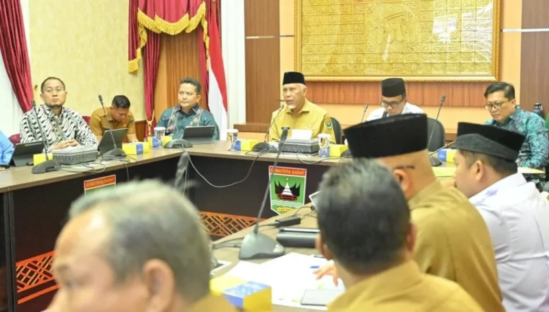 Gubernur Sumbar, Mahyeldi Ansharullah memaparkan perkembangan ekonomi dan keuangan syariah dalam rapat bersama Komite Nasional Ekonomi dan Keuangan Syariah di Istana Gubernur Padang, Selasa (11/5/2026). (Foto: ADPSB)