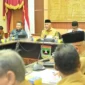Gubernur Sumbar, Mahyeldi Ansharullah memaparkan perkembangan ekonomi dan keuangan syariah dalam rapat bersama Komite Nasional Ekonomi dan Keuangan Syariah di Istana Gubernur Padang, Selasa (11/5/2026). (Foto: ADPSB)