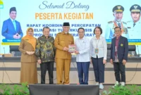Gubernur Sumbar Mahyeldi menyerahkan cenderamata kepada Wakil Menteri Kesehatan RI, Benjamin Paulus Octavianus di Auditorium Gubernuran, Selasa (12/5/2026). (Foto: ADPSB)