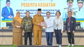 Gubernur Sumbar Mahyeldi menyerahkan cenderamata kepada Wakil Menteri Kesehatan RI, Benjamin Paulus Octavianus di Auditorium Gubernuran, Selasa (12/5/2026). (Foto: ADPSB)