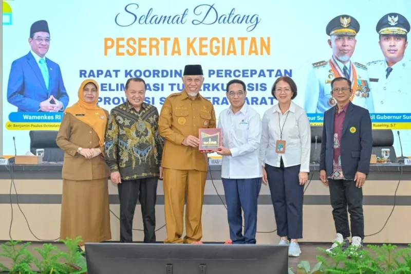 Gubernur Sumbar Mahyeldi menyerahkan cenderamata kepada Wakil Menteri Kesehatan RI, Benjamin Paulus Octavianus di Auditorium Gubernuran, Selasa (12/5/2026). (Foto: ADPSB)