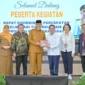 Gubernur Sumbar Mahyeldi menyerahkan cenderamata kepada Wakil Menteri Kesehatan RI, Benjamin Paulus Octavianus di Auditorium Gubernuran, Selasa (12/5/2026). (Foto: ADPSB)