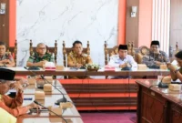 Asisten Pemerintahan dan Kesejahteraan Rakyat Setdako Pariaman, Elfis Candra memimpin Rapat Koordinasi Persiapan Idul Adha 1447 H Kota Pariaman di Ruang Rapat Wali Kota Pariaman, Selasa (19/5). (Foto: Diskominfo Padang)