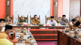 Asisten Pemerintahan dan Kesejahteraan Rakyat Setdako Pariaman, Elfis Candra memimpin Rapat Koordinasi Persiapan Idul Adha 1447 H Kota Pariaman di Ruang Rapat Wali Kota Pariaman, Selasa (19/5). (Foto: Diskominfo Padang)