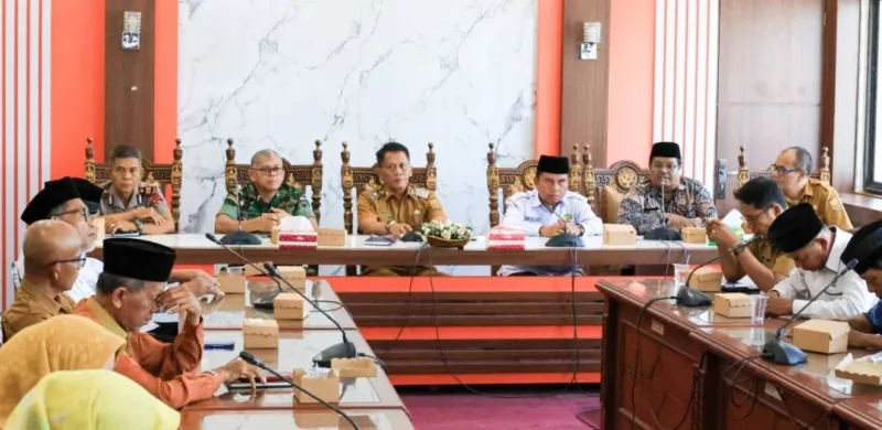 Asisten Pemerintahan dan Kesejahteraan Rakyat Setdako Pariaman, Elfis Candra memimpin Rapat Koordinasi Persiapan Idul Adha 1447 H Kota Pariaman di Ruang Rapat Wali Kota Pariaman, Selasa (19/5). (Foto: Diskominfo Padang)