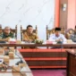 Asisten Pemerintahan dan Kesejahteraan Rakyat Setdako Pariaman, Elfis Candra memimpin Rapat Koordinasi Persiapan Idul Adha 1447 H Kota Pariaman di Ruang Rapat Wali Kota Pariaman, Selasa (19/5). (Foto: Diskominfo Padang)