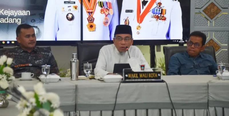 Wakil Wali Kota Padang Maigus Nasir memimpin Rapat Pembahasan Master Plan Penanganan Drainase Kota Padang di Gedung Putih Rumah Dinas Wali Kota, Jumat (22/5/2026). (Foto: Pemko Padang)