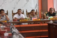 Wakil Wali Kota Pariaman Mulyadi memimpin rapat persiapan Pesona Hoyak Tabuik Piaman 2026 di Ruang Rapat Wali Kota Pariaman, Rabu (13/5). (Foto: Kominfo Pariaman)