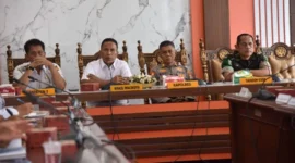Wakil Wali Kota Pariaman Mulyadi memimpin rapat persiapan Pesona Hoyak Tabuik Piaman 2026 di Ruang Rapat Wali Kota Pariaman, Rabu (13/5). (Foto: Kominfo Pariaman)