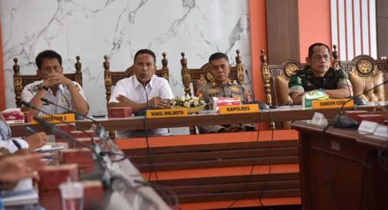 Wakil Wali Kota Pariaman Mulyadi memimpin rapat persiapan Pesona Hoyak Tabuik Piaman 2026 di Ruang Rapat Wali Kota Pariaman, Rabu (13/5). (Foto: Kominfo Pariaman)