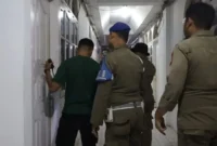 Petugas Satpol PP Padang merazia salah satu penginapan pada Senin dini hari (11/5/2026). (Foto: Humas Satpol PP Padang)