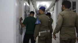 Petugas Satpol PP Padang merazia salah satu penginapan pada Senin dini hari (11/5/2026). (Foto: Humas Satpol PP Padang)