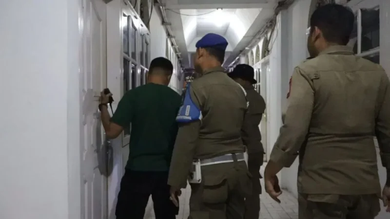 Petugas Satpol PP Padang merazia salah satu penginapan pada Senin dini hari (11/5/2026). (Foto: Humas Satpol PP Padang)