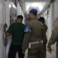 Petugas Satpol PP Padang merazia salah satu penginapan pada Senin dini hari (11/5/2026). (Foto: Humas Satpol PP Padang)