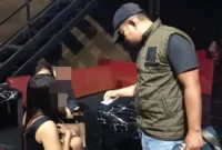 Petugas Satpol PP Padang mengecek identitas pengunjung di salah satu tempat hiburan malam, Sabtu (9/5/2026) dini hari. (Foto: Humas Satpol PP Padang)
