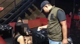 Petugas Satpol PP Padang mengecek identitas pengunjung di salah satu tempat hiburan malam, Sabtu (9/5/2026) dini hari. (Foto: Humas Satpol PP Padang)