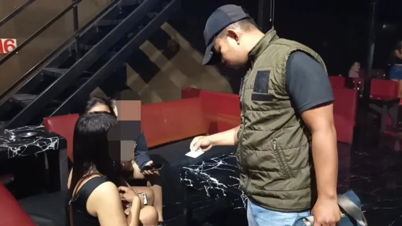 Petugas Satpol PP Padang mengecek identitas pengunjung di salah satu tempat hiburan malam, Sabtu (9/5/2026) dini hari. (Foto: Humas Satpol PP Padang)