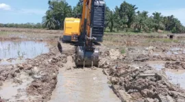 Pemkab Pasbar melakukan perbaikan infrastruktur lahan pertanian yang mengalami kerusakan akibat bencana alam. (Foto: Diskominfo Pasbar)