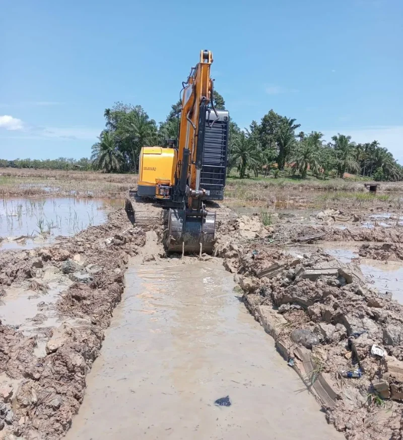Pemkab Pasbar melakukan perbaikan infrastruktur lahan pertanian yang mengalami kerusakan akibat bencana alam. (Foto: Diskominfo Pasbar)