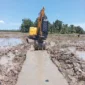 Pemkab Pasbar melakukan perbaikan infrastruktur lahan pertanian yang mengalami kerusakan akibat bencana alam. (Foto: Diskominfo Pasbar)