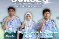 Tiga siswa SMPN 1 Padang mencatatkan prestasi membanggakan pada ajang KOSSMI tingkat nasional di Telkom University Bandung pada 9–10 Mei 2026. (Foto: Ist)