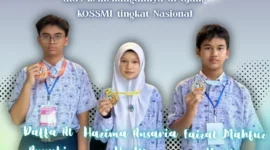 Tiga siswa SMPN 1 Padang mencatatkan prestasi membanggakan pada ajang KOSSMI tingkat nasional di Telkom University Bandung pada 9–10 Mei 2026. (Foto: Ist)