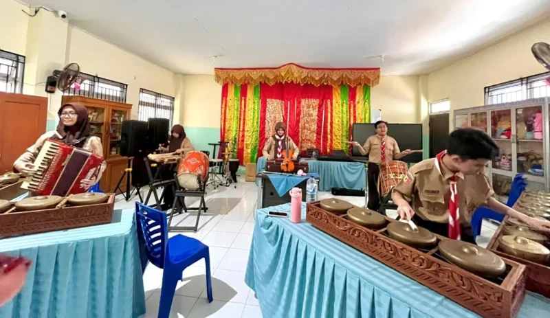 Siswa SMPN 7 Padang intensifkan berlatih jelang FLS3N Kota Padang 2026. (Foto: Diskominfo Padang)