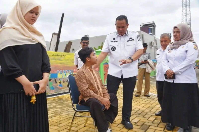 Wali Kota Pariaman, Yota Balad memberikan arahan kepada calon mahasiswa Saga Saja Plus, Rabu pagi (6/5/2026). (Foto: Diskominfo Pariaman)