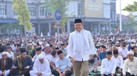 Ribuan jamaah memadati halaman Balai Kota Payakumbuh untuk melaksanakan Salat Iduladha 1447 Hijriah, Rabu (27/6/2026). (Foto: MC Payakumbuh)